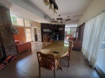 Excelente Casa 7 Amb. En Venta - Barrio Campos De Alvarez, Francisco Alvarez