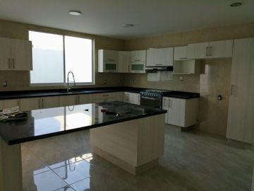Hermosa Residencia en La Condesa Juriquilla, Estudio o 4ta Rec en PB, Jardín,.