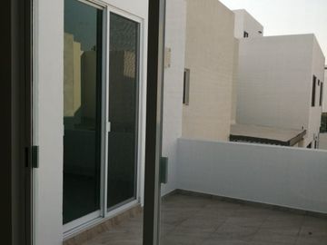 Hermosa Residencia en La Condesa Juriquilla, Estudio o 4ta Rec en PB, Jardín,.