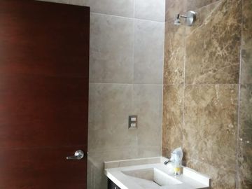 Hermosa Residencia en La Condesa Juriquilla, Estudio o 4ta Rec en PB, Jardín,.