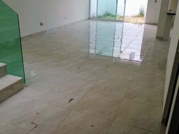 Hermosa Residencia en La Condesa Juriquilla, Estudio o 4ta Rec en PB, Jardín,.