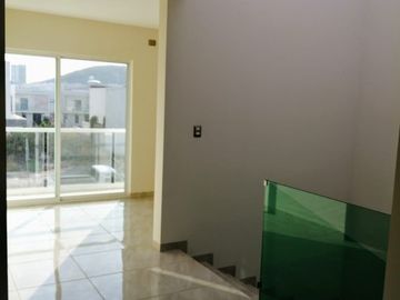 Hermosa Residencia en La Condesa Juriquilla, Estudio o 4ta Rec en PB, Jardín,.