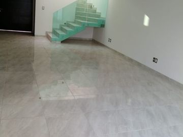 Hermosa Residencia en La Condesa Juriquilla, Estudio o 4ta Rec en PB, Jardín,.