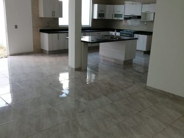 Hermosa Residencia en La Condesa Juriquilla, Estudio o 4ta Rec en PB, Jardín,.