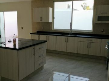 Hermosa Residencia en La Condesa Juriquilla, Estudio o 4ta Rec en PB, Jardín,.