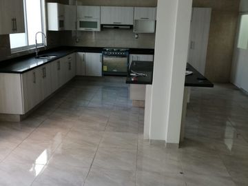 Hermosa Residencia en La Condesa Juriquilla, Estudio o 4ta Rec en PB, Jardín,.
