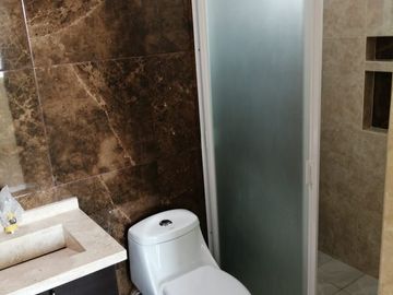 Hermosa Residencia en La Condesa Juriquilla, Estudio o 4ta Rec en PB, Jardín,.