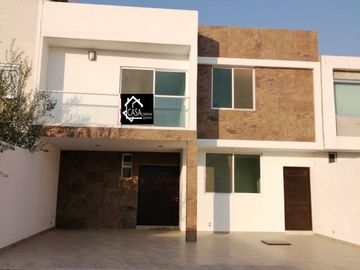 Hermosa Residencia en La Condesa Juriquilla, Estudio o 4ta Rec en PB, Jardín,.
