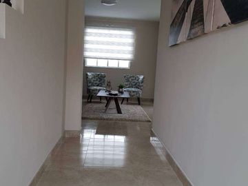 Venta de casa a estrenar con acabados de lujo/Urb. Casalaguna/a 5 minutos de Riocentro Dorado.