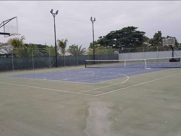 Venta de casa a estrenar con acabados de lujo/Urb. Casalaguna/a 5 minutos de Riocentro Dorado.