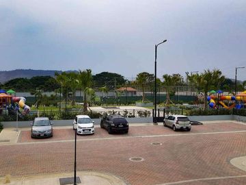 Venta de casa a estrenar con acabados de lujo/Urb. Casalaguna/a 5 minutos de Riocentro Dorado.