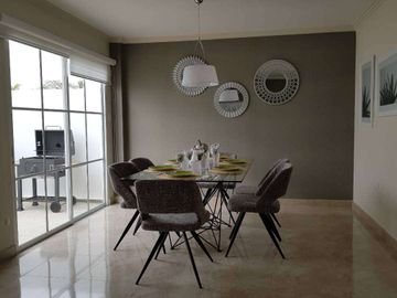 Venta de casa a estrenar con acabados de lujo/Urb. Casalaguna/a 5 minutos de Riocentro Dorado.