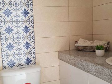 Venta de casa a estrenar con acabados de lujo/Urb. Casalaguna/a 5 minutos de Riocentro Dorado.