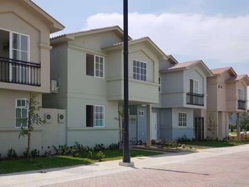 Venta de casa a estrenar con acabados de lujo/Urb. Casalaguna/a 5 minutos de Riocentro Dorado.