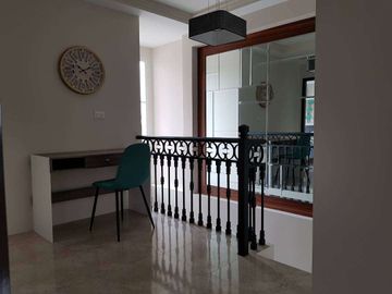 Venta de casa a estrenar con acabados de lujo/Urb. Casalaguna/a 5 minutos de Riocentro Dorado.