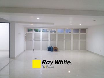 Rumah Baru 3 Lantai Ada Pool Waterfront WP8, Surabaya