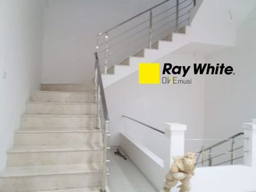 Rumah Baru 3 Lantai Ada Pool Waterfront WP8, Surabaya
