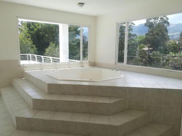 EN VENTA BONITA CASA  DENTRO DE CONJUNTO EN CUMBAYÁ