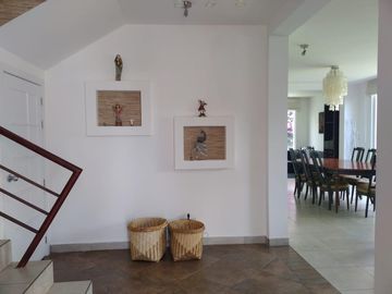 EN VENTA BONITA CASA  DENTRO DE CONJUNTO EN CUMBAYÁ