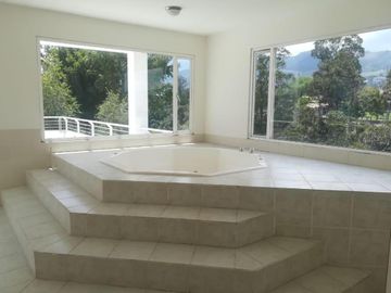 EN VENTA BONITA CASA  DENTRO DE CONJUNTO EN CUMBAYÁ