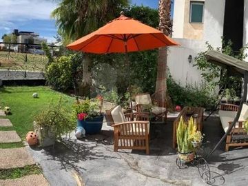 Casa sola en venta con acabados de lujo y vista panorámica desde su roof garden