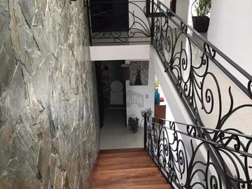 Casa sola en venta con acabados de lujo y vista panorámica desde su roof garden