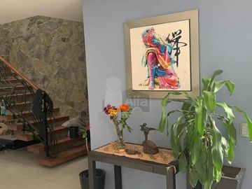 Casa sola en venta con acabados de lujo y vista panorámica desde su roof garden