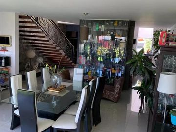 Casa sola en venta con acabados de lujo y vista panorámica desde su roof garden