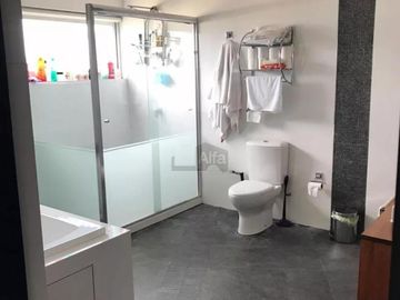 Casa sola en venta con acabados de lujo y vista panorámica desde su roof garden