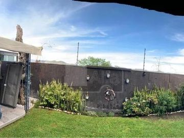Casa sola en venta con acabados de lujo y vista panorámica desde su roof garden