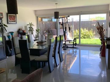 Casa sola en venta con acabados de lujo y vista panorámica desde su roof garden