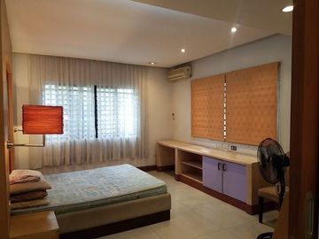For SALE : 5 BEDROOM CORNER HOUSE & LOT IN VISTA REAL, QC