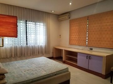 For SALE : 5 BEDROOM CORNER HOUSE & LOT IN VISTA REAL, QC