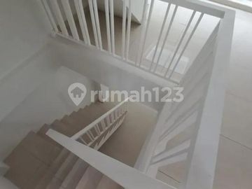 Rumah High Ceiling Hoki Taman Surya 2