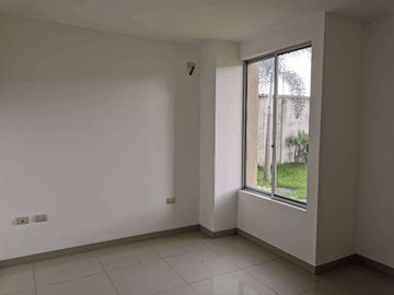 Venta de departamento en La Romareda, ave Narcisa de Jesús, planta baja.
