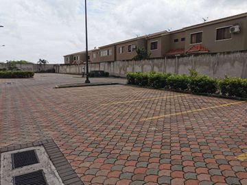 Venta de departamento en La Romareda, ave Narcisa de Jesús, planta baja.