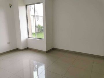 Venta de departamento en La Romareda, ave Narcisa de Jesús, planta baja.