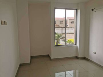 Venta de departamento en La Romareda, ave Narcisa de Jesús, planta baja.