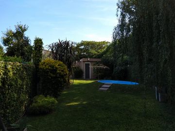 Hermoso Chalet de Tres Dorm. + Playroom y Jardin con Pileta en Venta.