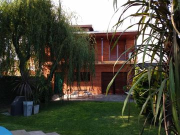 Hermoso Chalet de Tres Dorm. + Playroom y Jardin con Pileta en Venta.