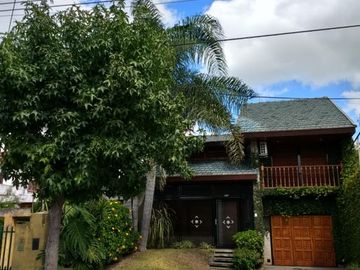 Hermoso Chalet de Tres Dorm. + Playroom y Jardin con Pileta en Venta.