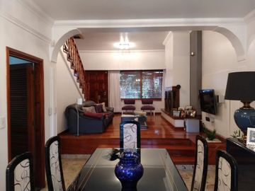 Hermoso Chalet de Tres Dorm. + Playroom y Jardin con Pileta en Venta.