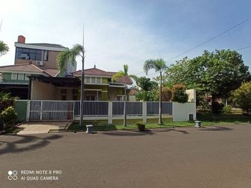Rumah Hoek Dekat Taman di Cluster Aralia Harapan Indah Bekasi