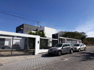 Se Vende Casa en Zona Rural y en la Montaña en Cumbayá - Quito