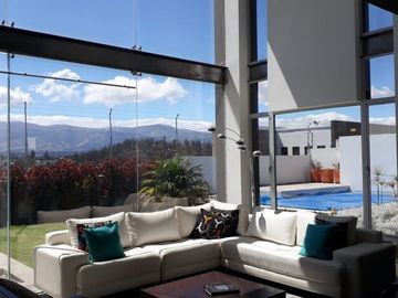 Se Vende Casa en Zona Rural y en la Montaña en Cumbayá - Quito
