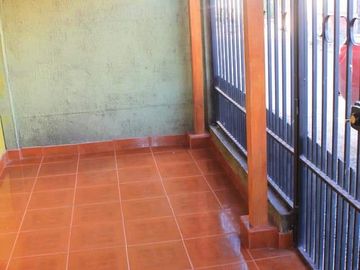 SE VENDE CASA CON EXCELENTE UBICACIÓN EN LA CIUDAD DE LONGAVÍ.