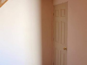 SE VENDE CASA CON EXCELENTE UBICACIÓN EN LA CIUDAD DE LONGAVÍ.