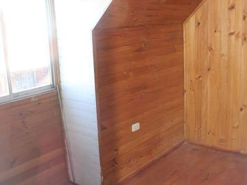 SE VENDE CASA CON EXCELENTE UBICACIÓN EN LA CIUDAD DE LONGAVÍ.