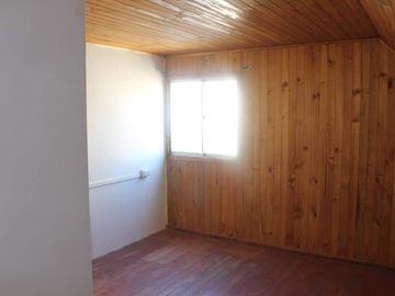 SE VENDE CASA CON EXCELENTE UBICACIÓN EN LA CIUDAD DE LONGAVÍ.