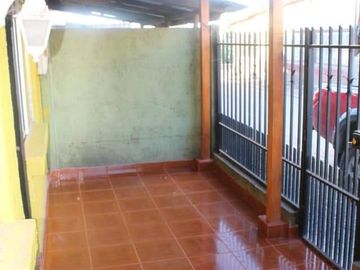 SE VENDE CASA CON EXCELENTE UBICACIÓN EN LA CIUDAD DE LONGAVÍ.